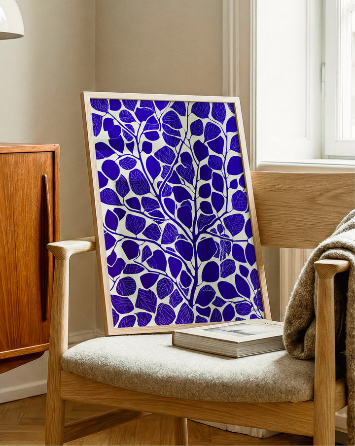 Leaf Cut plakat i eikeramme ved en stol