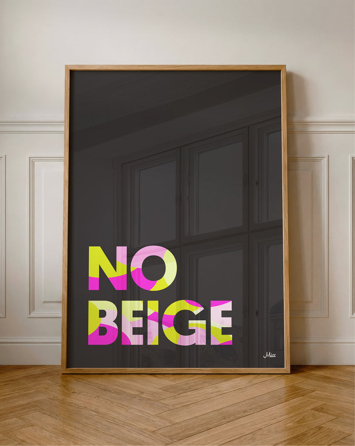 No Beige plakat i eikeramme i stue