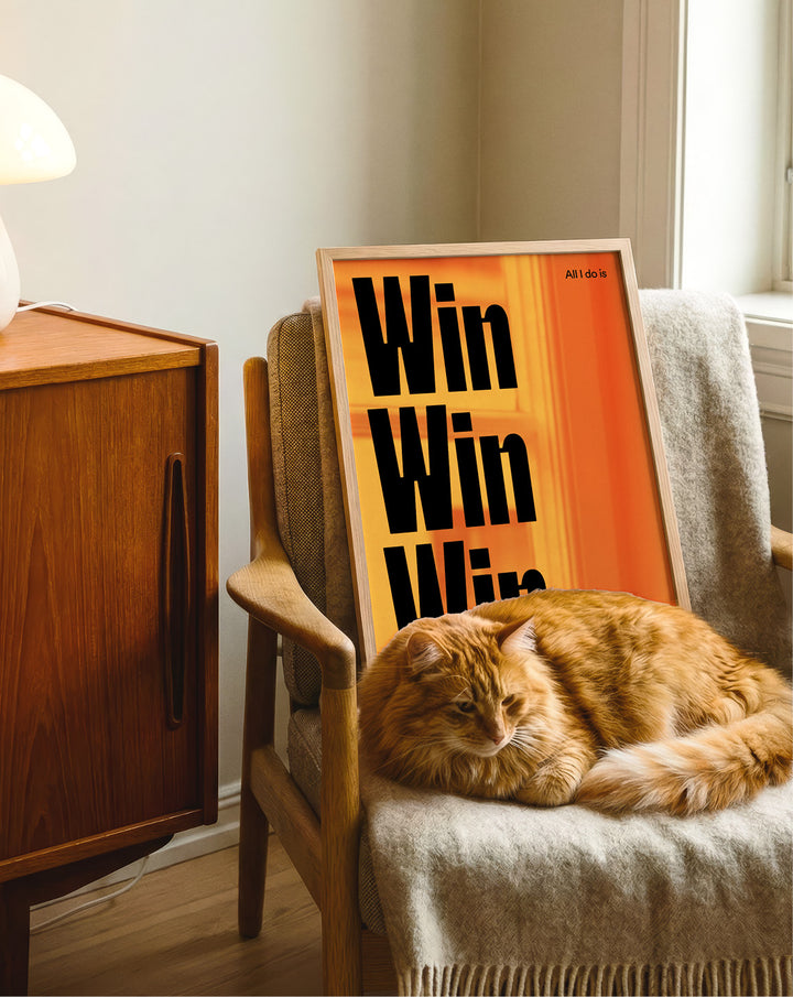 Win Win Win plakat lent mot en lenestol, med en katt foran